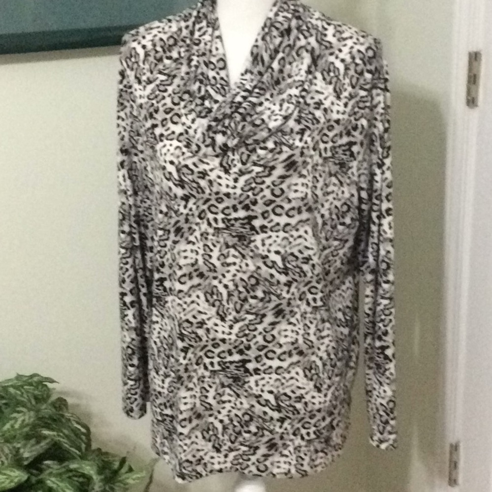 ❤️Chico’s cowl neck L/S top in animal print